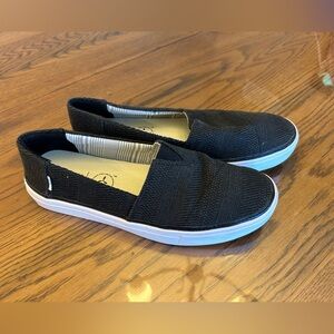 TOMS black canvas loafers size 8.